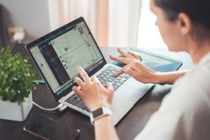 看護師が副業で在宅できる方法とは？