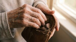 看護師が転職を初めて退職後に抱えるお金の不安を解消する方法は？